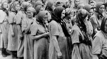 Grávidas se enfileiram em um dos campos de concentração - Domínio Público