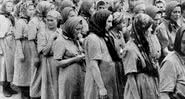 Grávidas se enfileiram em um dos campos de concentração - Domínio Público