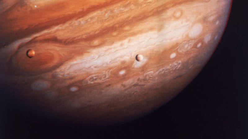 Júpiter e suas luas. A da direita, Europa, é onde — possivelmente — existe vida - Getty Images