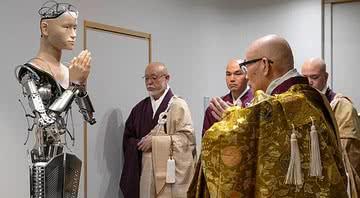 Androide Kannon e monges em Kyoto, no Japão - The Asahi Schimbun/Reprodução
