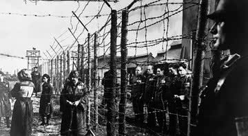 Fotografia mostrando prisioneiros em campo de concentração nazista - Getty Images