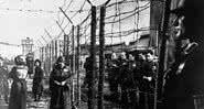 Fotografia mostrando prisioneiros em campo de concentração nazista - Getty Images
