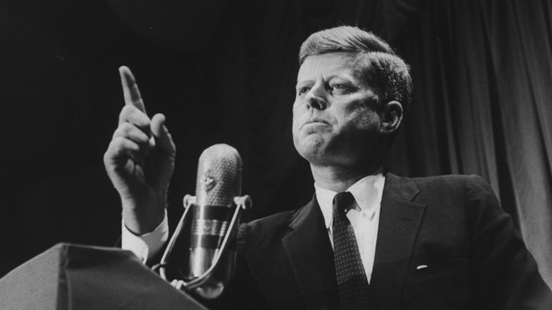 John Kennedy discursando durante corrida presidencial - Getty Images
