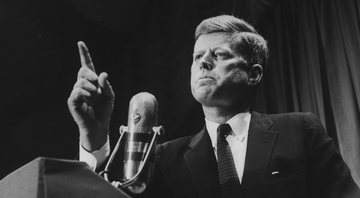 John Kennedy discursando durante corrida presidencial - Getty Images
