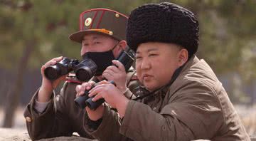 Kim e um oficial, que usa a máscara contra o corona - KCNA
