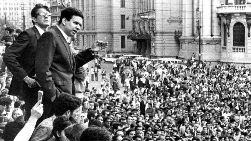 Vladimir Palmeira discursando em manifestação durante a ditadura militar brasileira - Wikimedia Commons