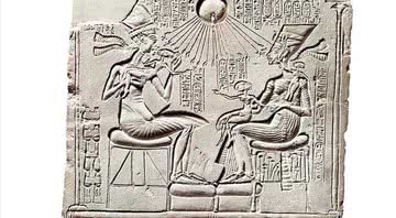 O faraó Amenhotep IV e sua esposa, Nefertite, com os filhos sob os raios de Aten, o rei dos deuses - Shutterstock