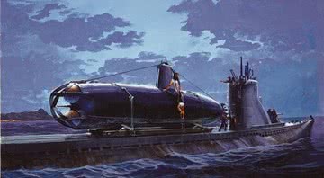 Minissubmarino Tipo A Ko-hyoteki, como o que começou a guerra, se preparando para ser lançado de um navio maior - Tom W. Freeman | Valor in the Pacific National Historical Park