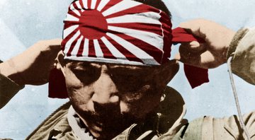 Kamikaze colocando sua bandeira na cabeça - Getty Images