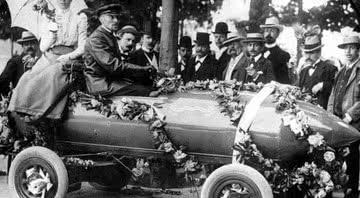 La Jamais Contente, recordista mundial de velocidade em 1899, fazendo então prodigiosos 106 km/h. O piloto Camille Jenatzy celebra a vitória com sua esposa.  - Domínio público