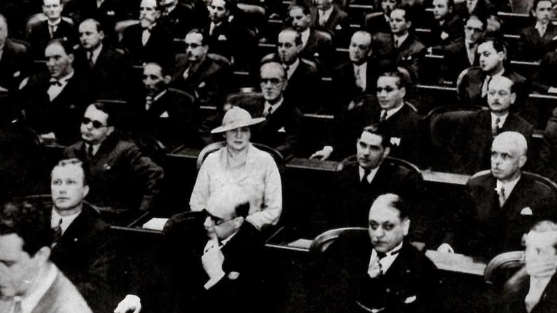 Sozinha no Congresso de 1932 - Wikimedia Commons