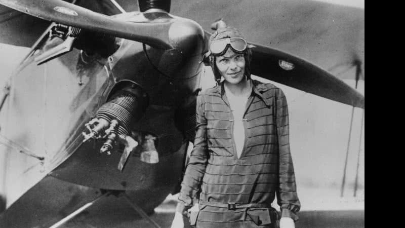 Amelia Earhart posando diante de uma de suas máquinas - Domínio Público