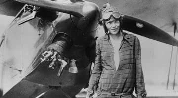 Amelia Earhart posando diante de uma de suas máquinas - Domínio Público