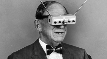 O autor de ficção científica Hugo Gernsback mostrando a realidade virtual em 1963; na época, foi vista como uma coisa engraçadinha - Life