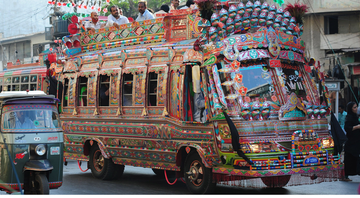 Lotação do Paquistão com a decoração típica - Wikimedia Commons