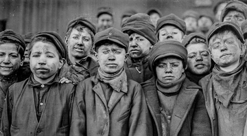 Crianças trabalhando numa mina de carvão, 1911 - Domínio Público