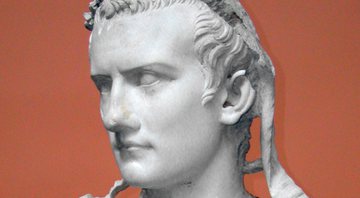 Estátua de Calígula, o imperador romano - Wikimedia Commons