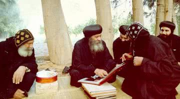 O papa copta Shenouda III (1923-2012) cercado por seus bispos - Coptic.net