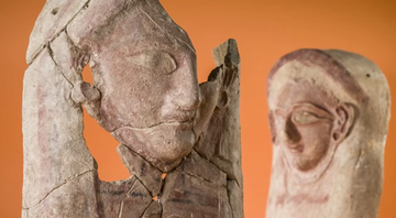 As duas esculturas que foram encontradas em um lixão - Centro Polonês de Arqueologia 