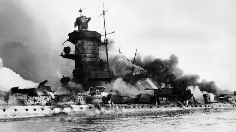 O navio afundando enquanto arde em chamas - Getty Images