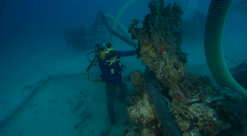 Mergulhador examina o local onde os restos foram encontrados - Reprodução / US Navy