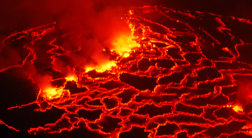 Lago de fogo em cratera ativa - Shutterstock