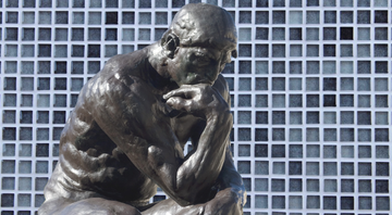 O Pensador, de Rodin, numa pose familiar - Shutterstock