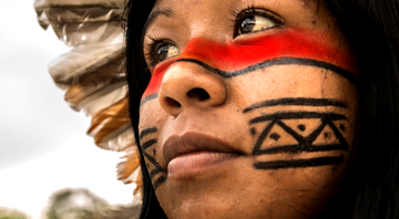 Nativa-brasileira de etnia tupi-guarani, uma das muitas a habitar a Amazônia - Shutterstock