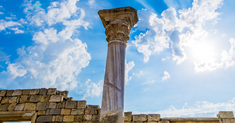 Coluna grega em ruínas - Shutterstock