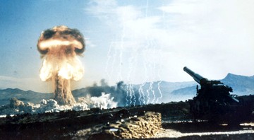 Teste realizado em 1953, com o canhão M65 e a bomba nuclear W9 - Wikimedia Commons