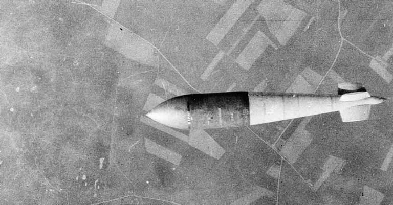 Bomba Tallboy logo após ser lançada por um bombardeiro Lancaster - Reprodução
