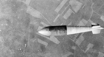 Bomba Tallboy logo após ser lançada por um bombardeiro Lancaster - Reprodução