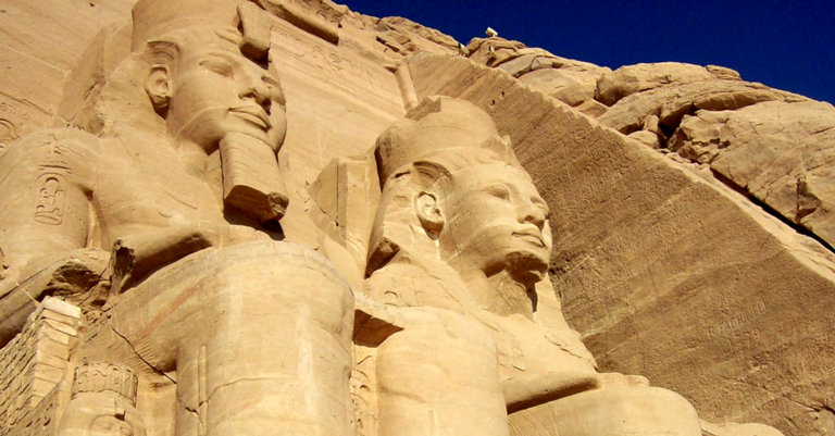 Estátuas na entrada do Templo de Ramsés II, Abu Simbel - Pxnio