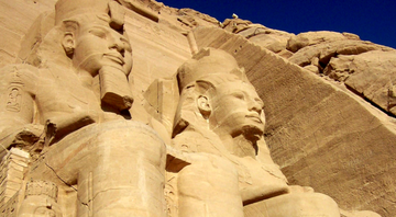 Estátuas na entrada do Templo de Ramsés II, Abu Simbel - Pxnio