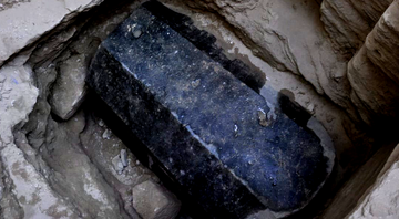 O sarcófago negro de Alexandria pesa incríveis 30 toneladas - Ministério das Antiguidades do Egito