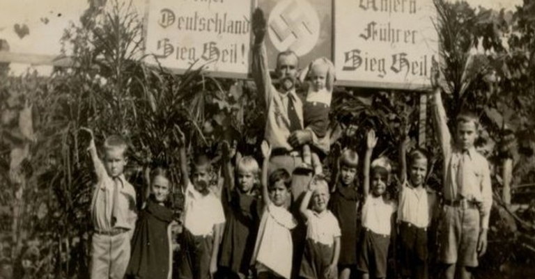 Crianças fazem a saudação nazista em Presidente Bernardes, São Paulo - Wikimedia Commons
