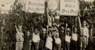Crianças fazem a saudação nazista em Presidente Bernardes, São Paulo - Wikimedia Commons