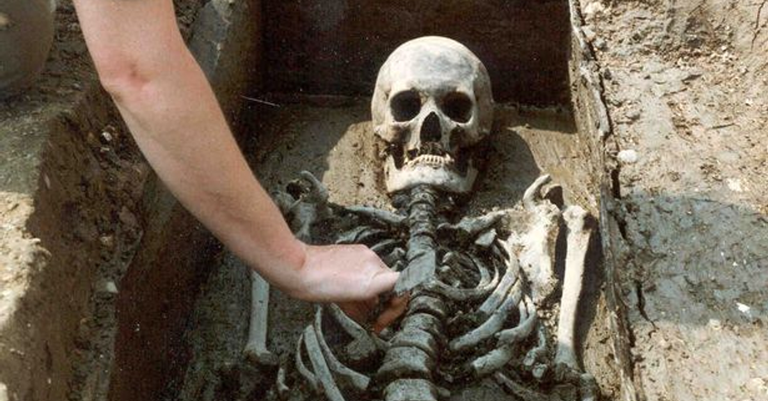 Um dos esqueletos encontrados no local de escavação - Reprodução