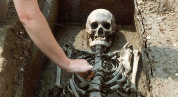 Um dos esqueletos encontrados no local de escavação - Reprodução