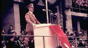 Hitler discursa na celebração May Day, no estádio Olímpico - Getty Images