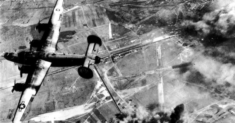 Bombardeio dos Aliados num aeródromo alemão - Domínio público 