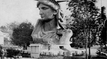 A cabeça da estátua é exibida na Exposição Mundial de Paris - Albert Fernique/ New York Public Library