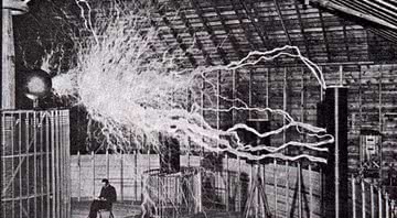 Nikola Tesla posando em seu laboratório em Colorado Springs - Domínio Público