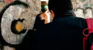 Guarda da fronteira oriental encontra um furo no muro de Berlim - Sharon Emerson