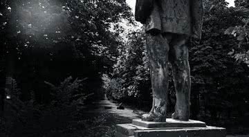 A estátua de Lenin pela metade - Wikimedia Commons