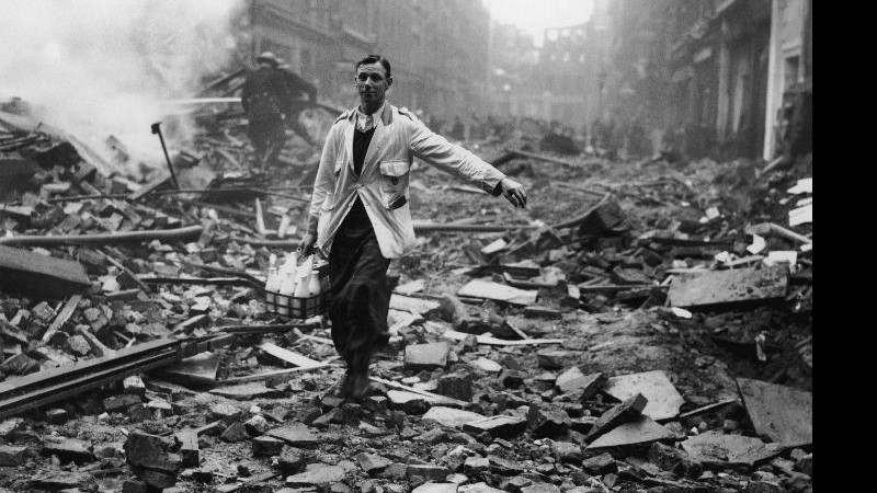 Foto de Fred Morley, cena de um leiteiro em meio aos escombros em Londres - Getty Images