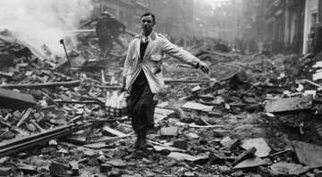 Foto de Fred Morley, cena de um leiteiro em meio aos escombros em Londres - Getty Images