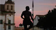 Estatua de bronze em homenagem à Zumbi dos Palmares na Praça da Sé, Salvador/Bahia - Wikimidia Commons