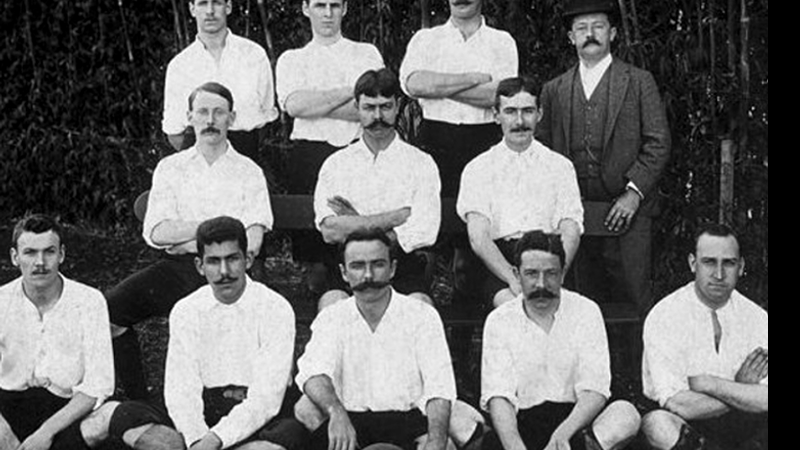 O time do SPA em 1905, com Charles Miller no meio - Wikimedia Commons