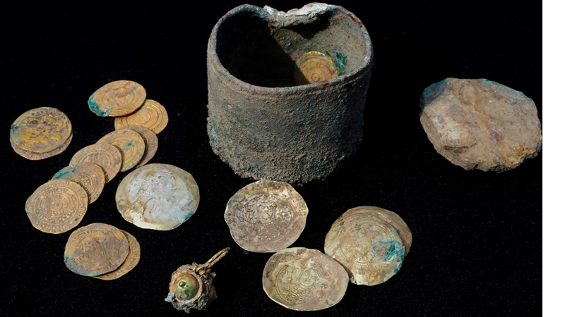 Moedas e brinco de ouro encontrados em Cesareia, Israel - Reprodução